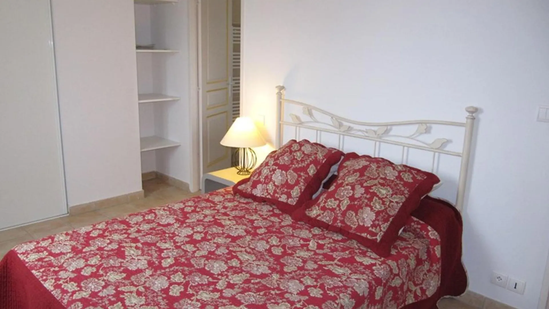 Holiday home Superbe Villa Entouree D'Oliviers Proche Du Village D'Aups - Fr-1-822-7