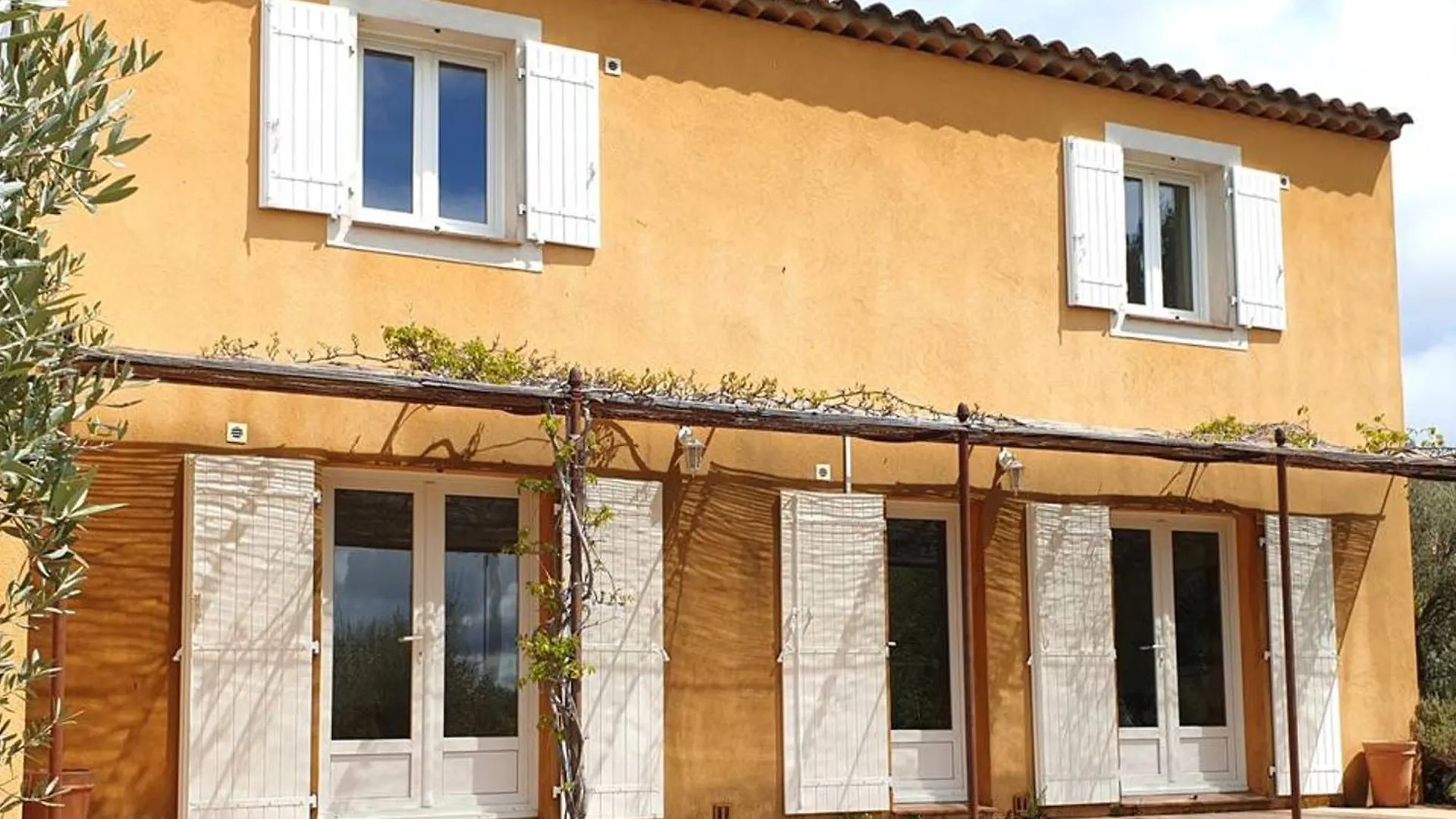 Holiday home Superbe Villa Entouree D'Oliviers Proche Du Village D'Aups - Fr-1-822-7